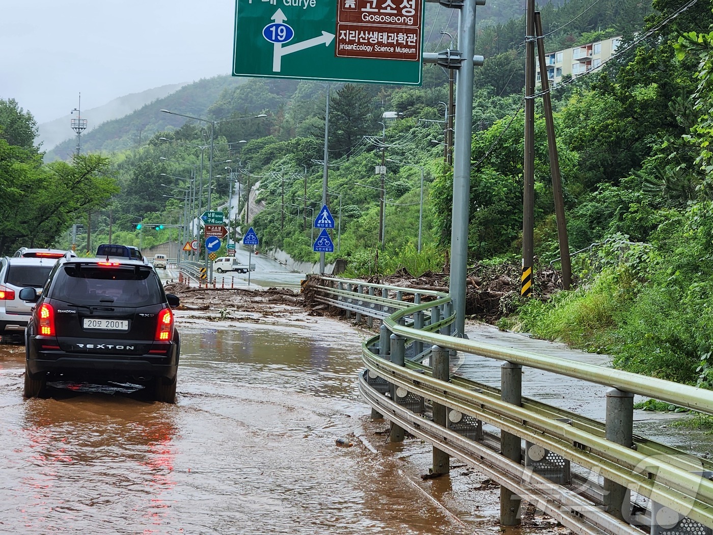 (부산ㆍ경남=뉴스1) 강미영 기자 = 19일 경남 하동군 악양면에서 도로 침수로 차들이 멈춰있다.(하동군 제공. 재판매 및 DB금지) 2025.7.19/뉴스1