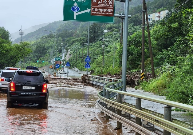 옴짝달싹 못하는 차량