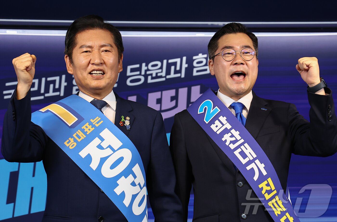 본문 이미지 - 정청래 후보와 박찬대 후보가 지난달 19일 서울 여의도 더불어민주당 중앙당사에서 열린 &#39;당대표 및 최고위원 선출을 위한 충청권 합동연설회&#39;에서 기념촬영을 하고 있다. 2025.7.19/뉴스1 ⓒ News1 김도우 기자