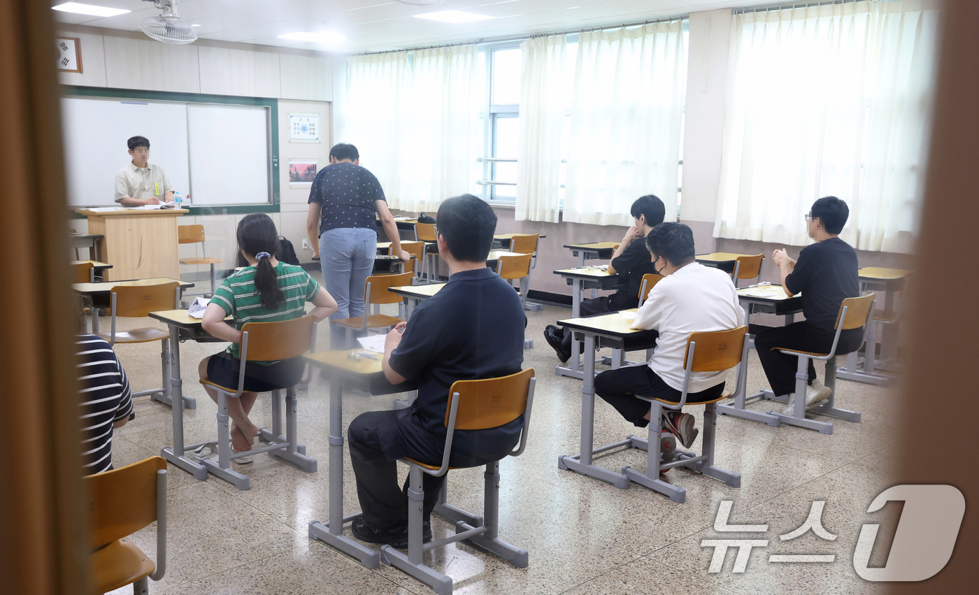 (서울=뉴스1) = 국가공무원 7급 공개경쟁채용 제1차 시험이 치러진 19일 수험생들이 서울 강남구의 한 시험장에서 수험생들이 시험 시작을 기다리고 있다. (인사혁신처 제공. 재판 …