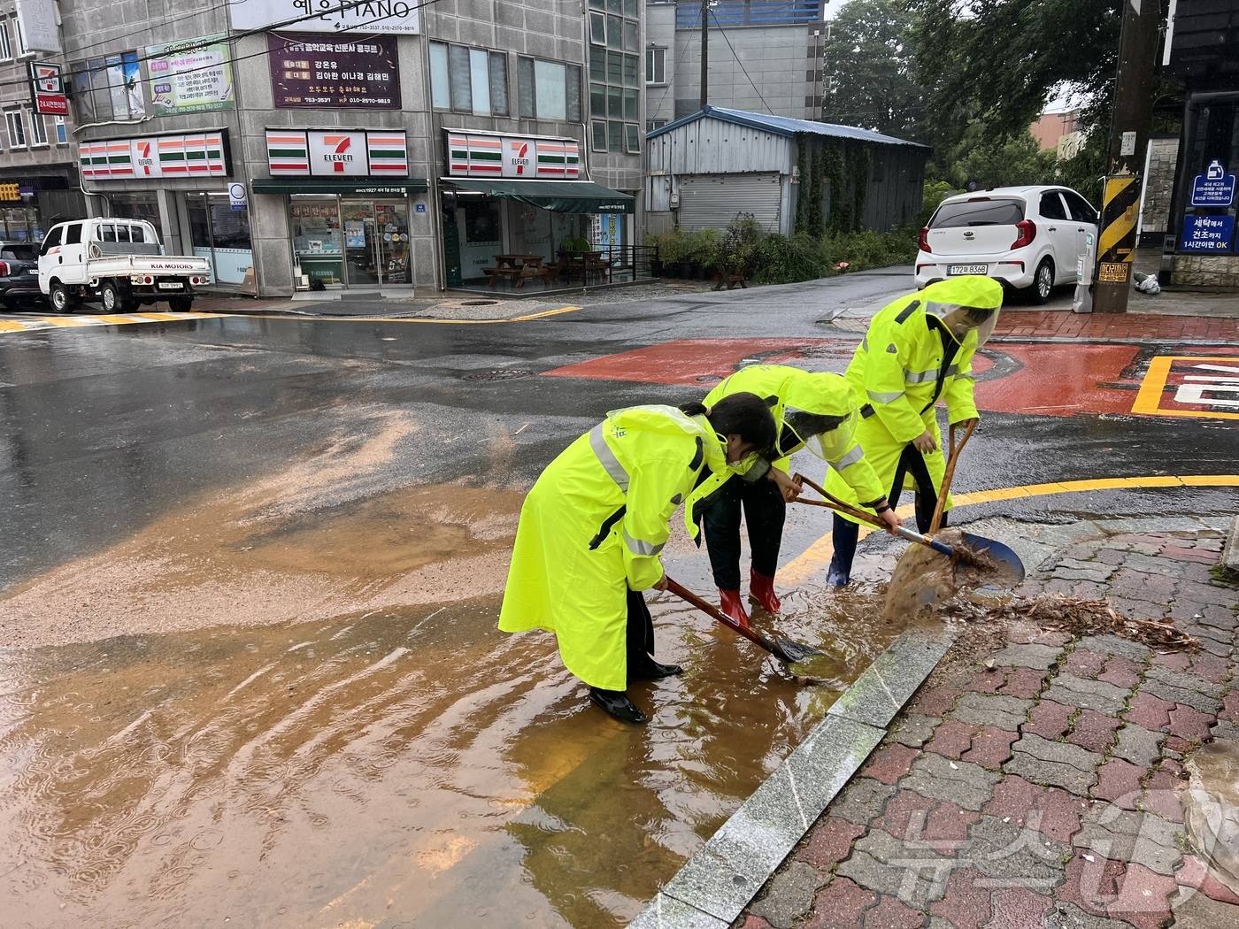 (순천=뉴스1) = 19일 오전 전남 순천시 도심 곳곳에서 관련 당국이 호우 피해 안전 조치를 하고 있다.(순천시 제공. 재판매 및 DB 금지) 2025.7.19/뉴스1
