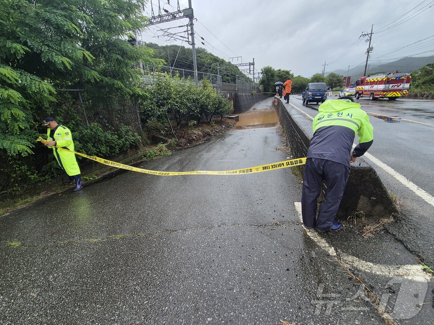 (순천=뉴스1) = 19일 오전 전남 순천시 도심 곳곳에서 관련 당국이 호우 피해 안전 조치를 하고 있다.(순천시 제공. 재판매 및 DB 금지) 2025.7.19/뉴스1