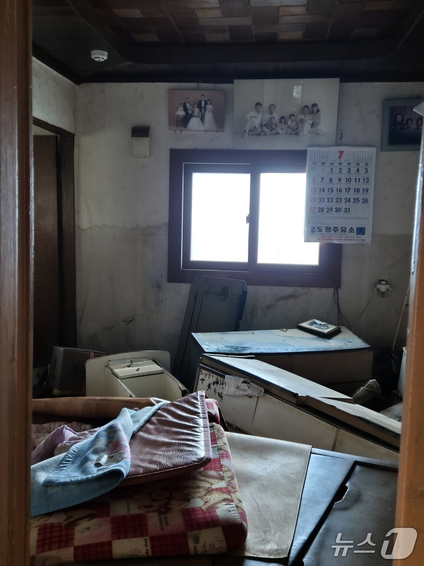 본문 이미지 -   예산 삽교읍 하포2리 침수된 주택의 내부 모습. 2025.7.19/뉴스1 ⓒ News1 최형욱 기자 