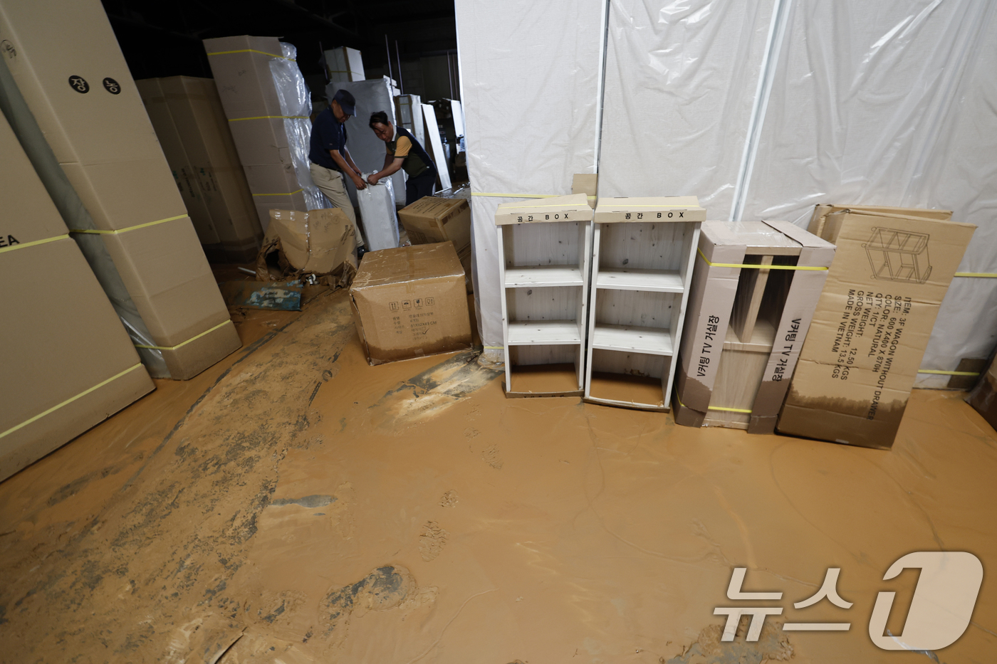 (광주=뉴스1) 김태성 기자 = 18일 오후 광주 북구 본촌산단내 한 가구물류창고가 집중호우로 인해 밀려든 토사에 잠겨 있다. 2025.7.19/뉴스1