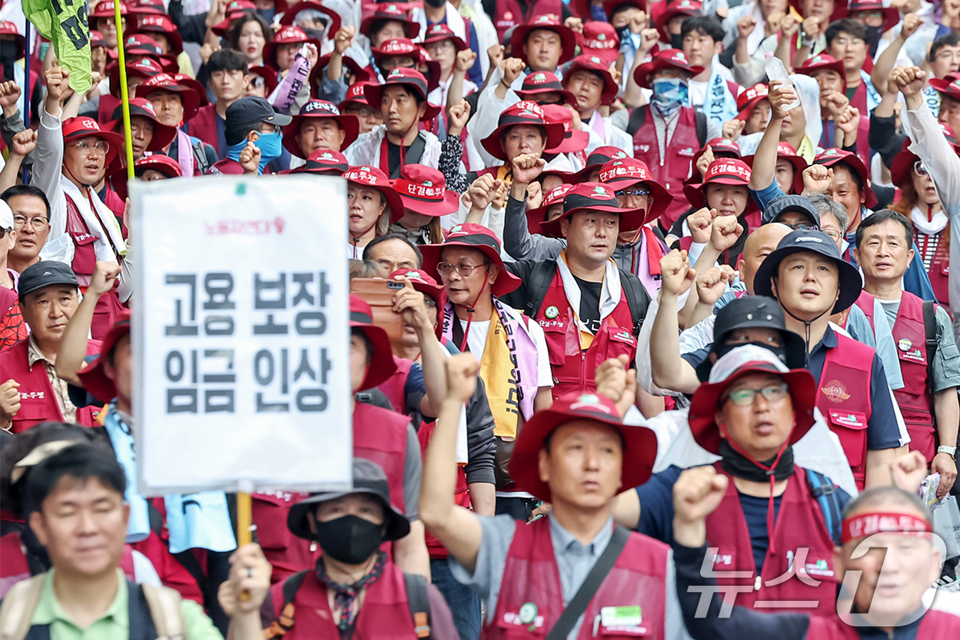 (서울=뉴스1) 민경석 기자 = 전국민주노동조합총연맹(민주노총) 조합원들이 19일 오후 서울 중구 을지로 일대에서 열린 '7·19 민주노총 총파업 총력투쟁 결의대회'에서 구호를 외 …