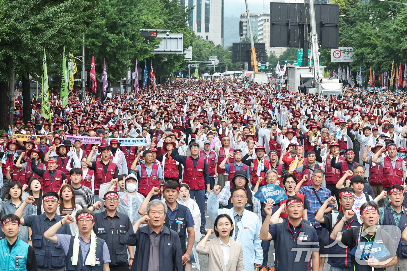 (서울=뉴스1) 민경석 기자 = 전국민주노동조합총연맹(민주노총) 조합원들이 19일 오후 서울 중구 을지로 일대에서 열린 '7·19 민주노총 총파업 총력투쟁 결의대회'에서 구호를 외 …