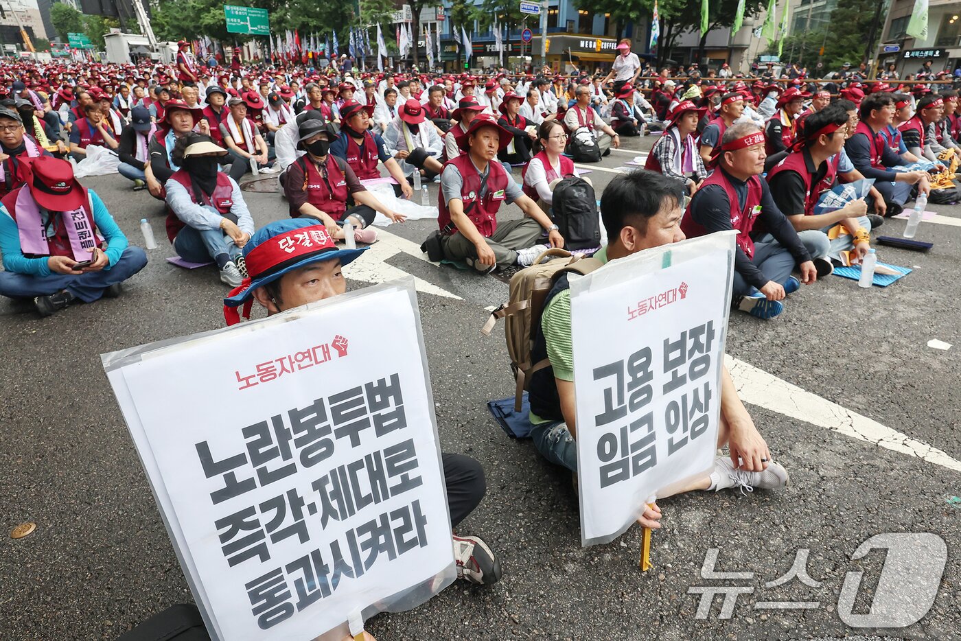 본문 이미지 - 전국민주노동조합총연맹&#40;민주노총&#41; 조합원들이 19일 오후 서울 중구 을지로 일대에서 &#39;7·19 민주노총 총파업 총력투쟁 결의대회&#39;를 하고 있다. 2025.7.19/뉴스1 ⓒ News1 민경석 기자