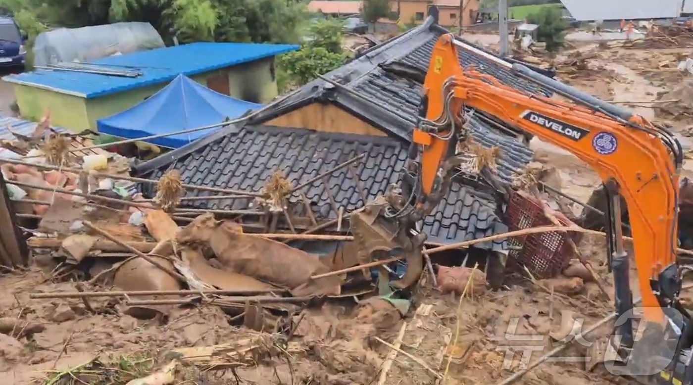 (산청=뉴스1) 박민석 기자 = 19일 오후 폭우로 발생한 산사태로 주택이 매몰돼 주민 3명이 실종된 경남 산청군 산청읍 부리마을에서 경남소방이 굴착기를 투입해 인명 수색에 나서고 …