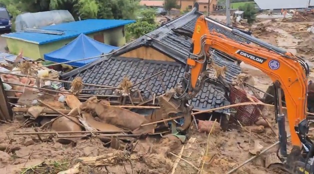 산청 부리마을 주택 매몰로 3명 실종…소방 \"굴착기 투입, 인명수색 중\"