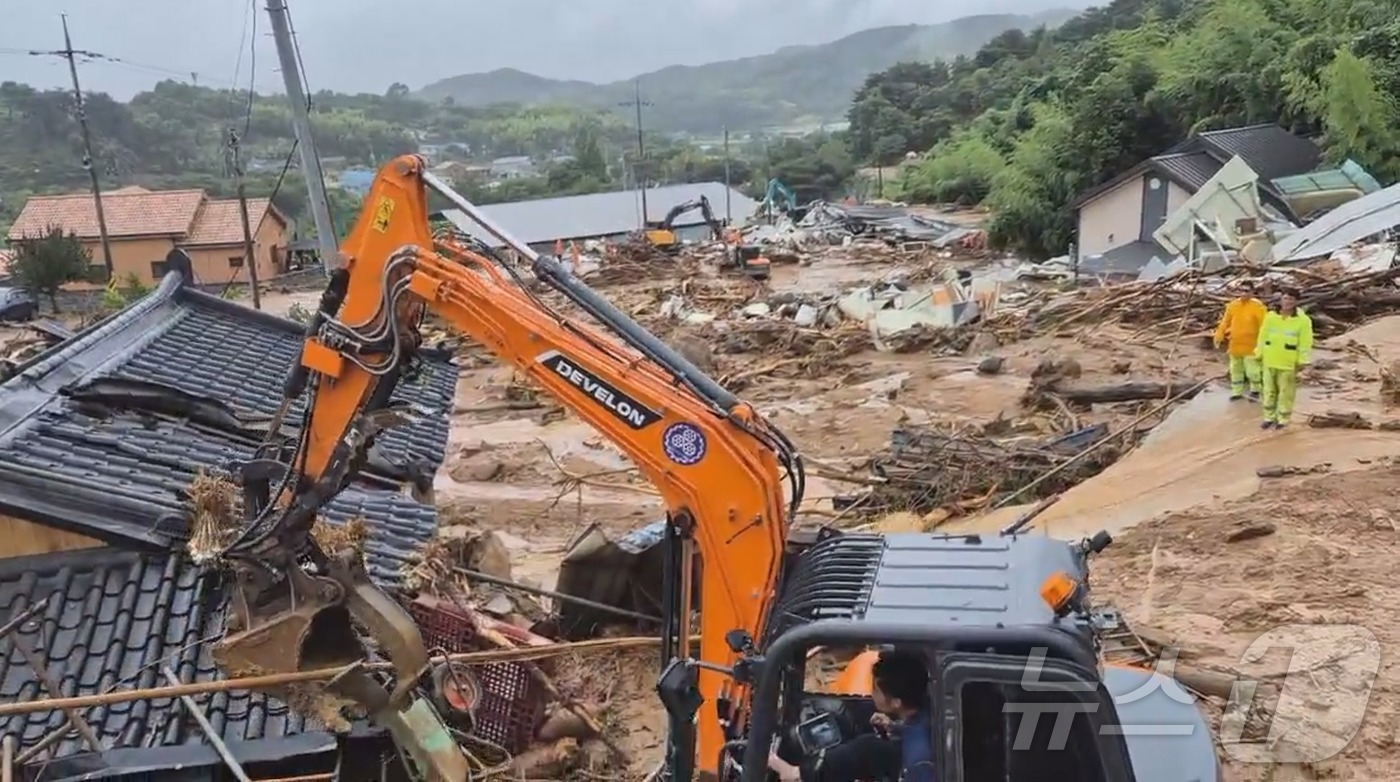 (산청=뉴스1) 박민석 기자 = 19일 오후 폭우로 발생한 산사태로 주택이 매몰돼 주민 3명이 실종된 경남 산청군 산청읍 부리마을에서 경남소방이 굴착기를 투입해 인명 수색에 나서고 …