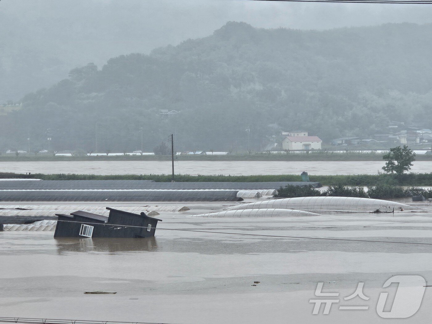 본문 이미지 - 19일 경남 산청 생비량면 마을 일대가 집중호우로 인해 물에 잠겨있다. 2025.7.19/뉴스1 ⓒ News1 한송학 기자