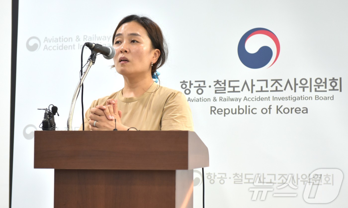 (무안=뉴스1) 김동수 기자 = 김유진 무안공항 여객기 참사 유가족협의회 2기 대표가 19일 전남 무안국제공항 관리동 3층 대회의실에서 취재진을 대상으로 브리핑을 하고 있다.202 …