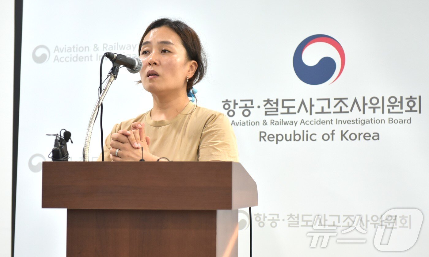 본문 이미지 - 김유진 무안공항 여객기 참사 유가족협의회 2기 대표가 19일 전남 무안국제공항 관리동 3층 대회의실에서 취재진을 대상으로 브리핑을 하고 있다.2025.7.19/뉴스1 ⓒ News1 김동수 기자