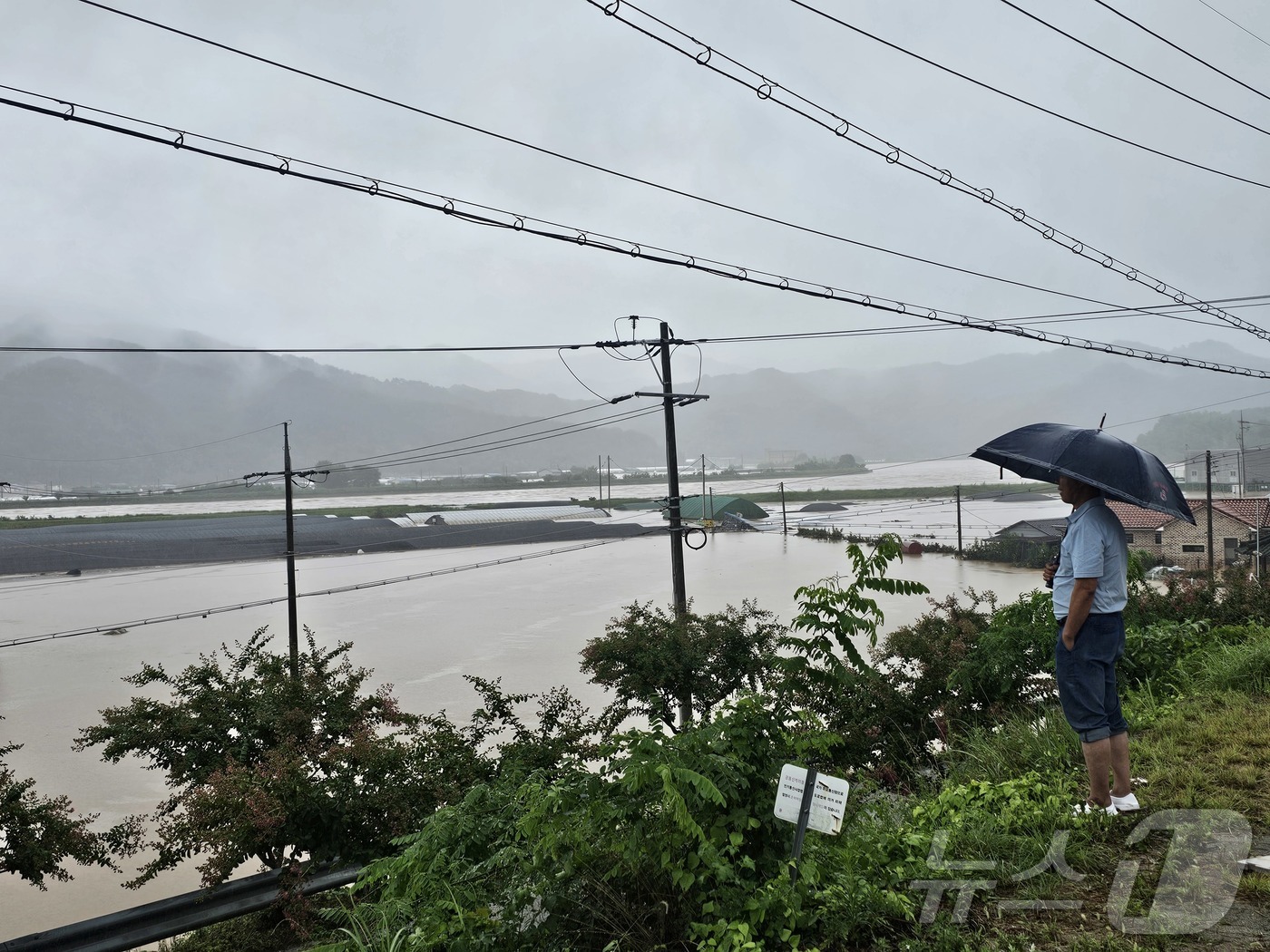 (부산ㆍ경남=뉴스1) 한송학 기자 = 19일 경남 산청 생비량면에서 한 주민이 집중호우로 인해 물에 잠긴 마을을 바라보고 있다. 2025.7.19/뉴스1.