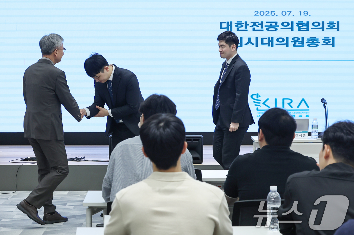 (서울=뉴스1) 민경석 기자 = 김택우 대한의사협회(의협) 회장이 19일 서울 용산구 의협회관에서 열린 '대한전공의협의회 임시대의원총회'에 참석해 한성존 대한전공의협의회 비상대책위 …