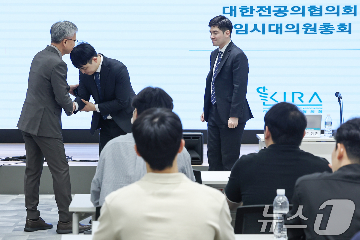 (서울=뉴스1) 민경석 기자 = 김택우 대한의사협회(의협) 회장이 19일 서울 용산구 의협회관에서 열린 '대한전공의협의회 임시대의원총회'에 참석해 한성존 대한전공의협의회 비상대책위 …