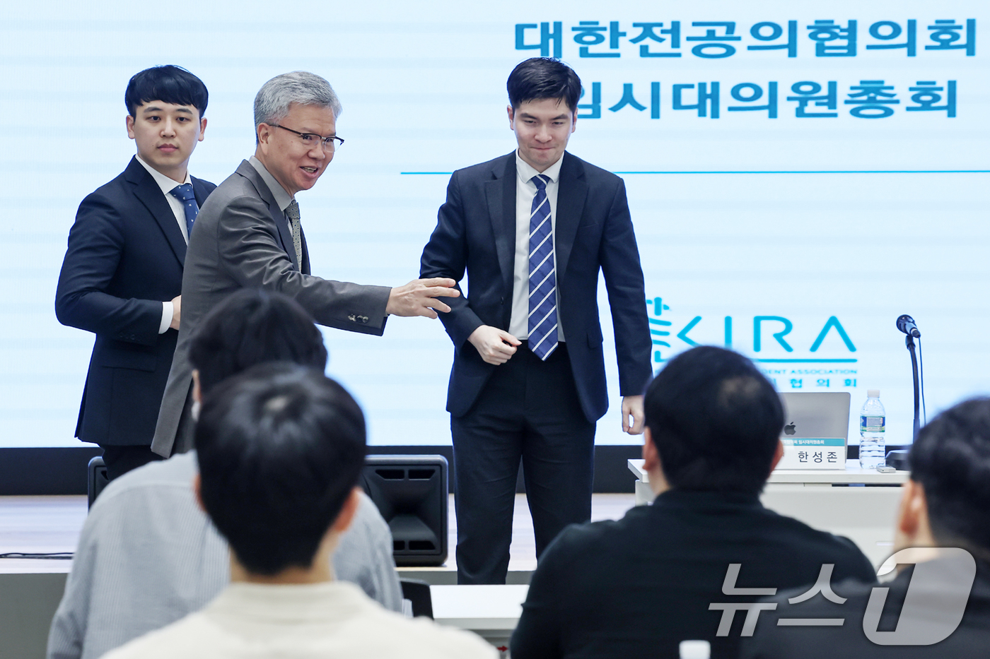 (서울=뉴스1) 민경석 기자 = 김택우 대한의사협회(의협) 회장이 19일 서울 용산구 의협회관에서 열린 '대한전공의협의회 임시대의원총회'에 참석해 한성존 대한전공의협의회 비상대책위 …