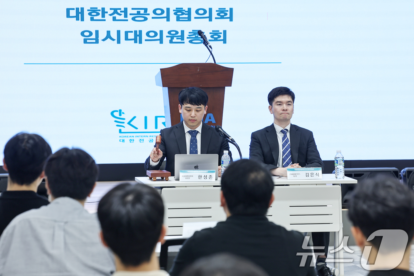 (서울=뉴스1) 민경석 기자 = 한성존 대한전공의협의회 비상대책위원장이 19일 서울 용산구 의협회관에서 열린 '대한전공의협의회 임시대의원총회'에 참석해 의사봉을 두드려 회의 시작을 …
