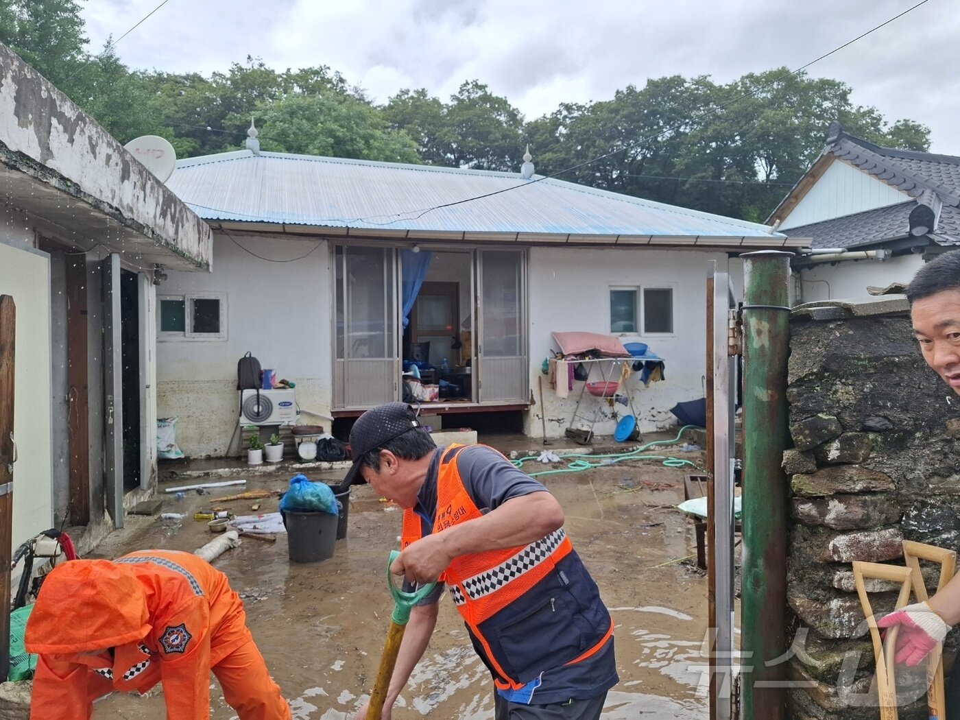 본문 이미지 - 19일 전남 화순군에서 소방대원들이 집중호우로 인해 침수피해를 입은 주택의 배수작업을 실시하고 있다.&#40;전남소방본부 제공. 재판매 및 DB 금지&#41; 2025.7.19/뉴스1