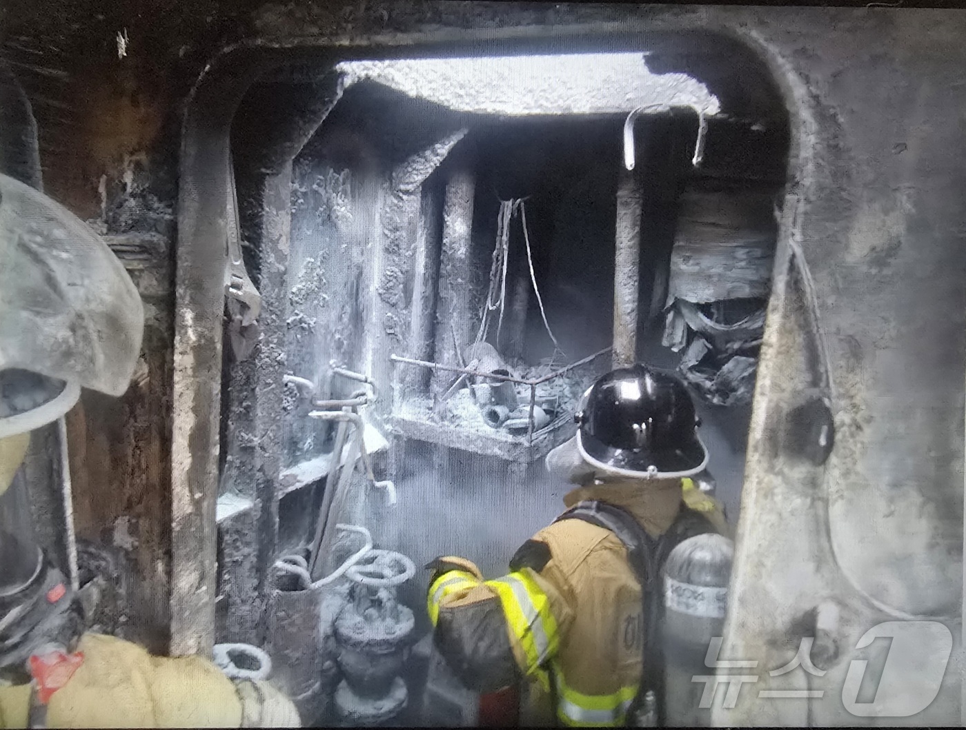 (목포=뉴스1) 김동수 기자 = 19일 오후 3시 22분쯤 전남 신안군 홍도 서쪽 해상에서 65톤급 사천선적 대형기선저인망 어선에서 불이 나 해경이 현장 수습을 하고 있다.(목포해 …