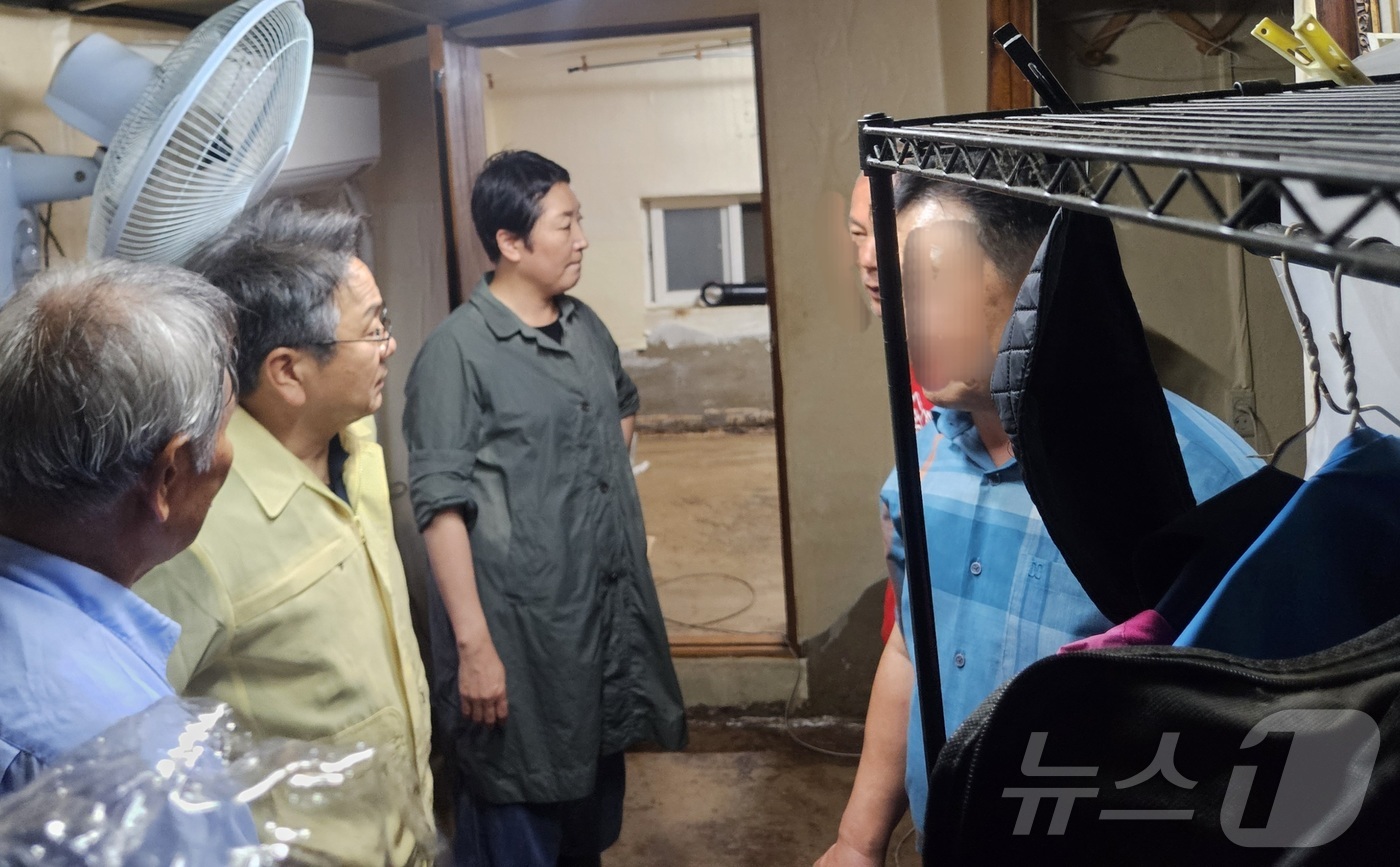 (광주=뉴스1) 김동수 기자 = 강기정 광주광역시장이 19일 폭우로 큰 피해를 입은 북구 신안교 일원을 찾아 피해상황을 살펴본 뒤 관계부서에 빠른 복구 지원을 재차 지시하고 근본적 …