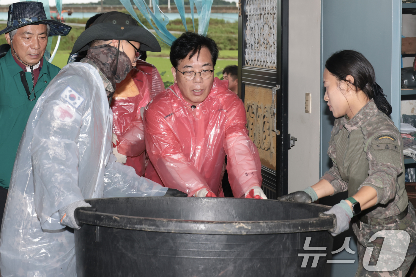 (서울=뉴스1) = 송언석 국민의힘 비상대책위원장을 비롯한 지도부가 19일 충남 지역 수해현장을 찾아 피해복구 작업을 돕고 있다.(국민의힘 제공. 재판매 및 DB금지) 2025.7 …
