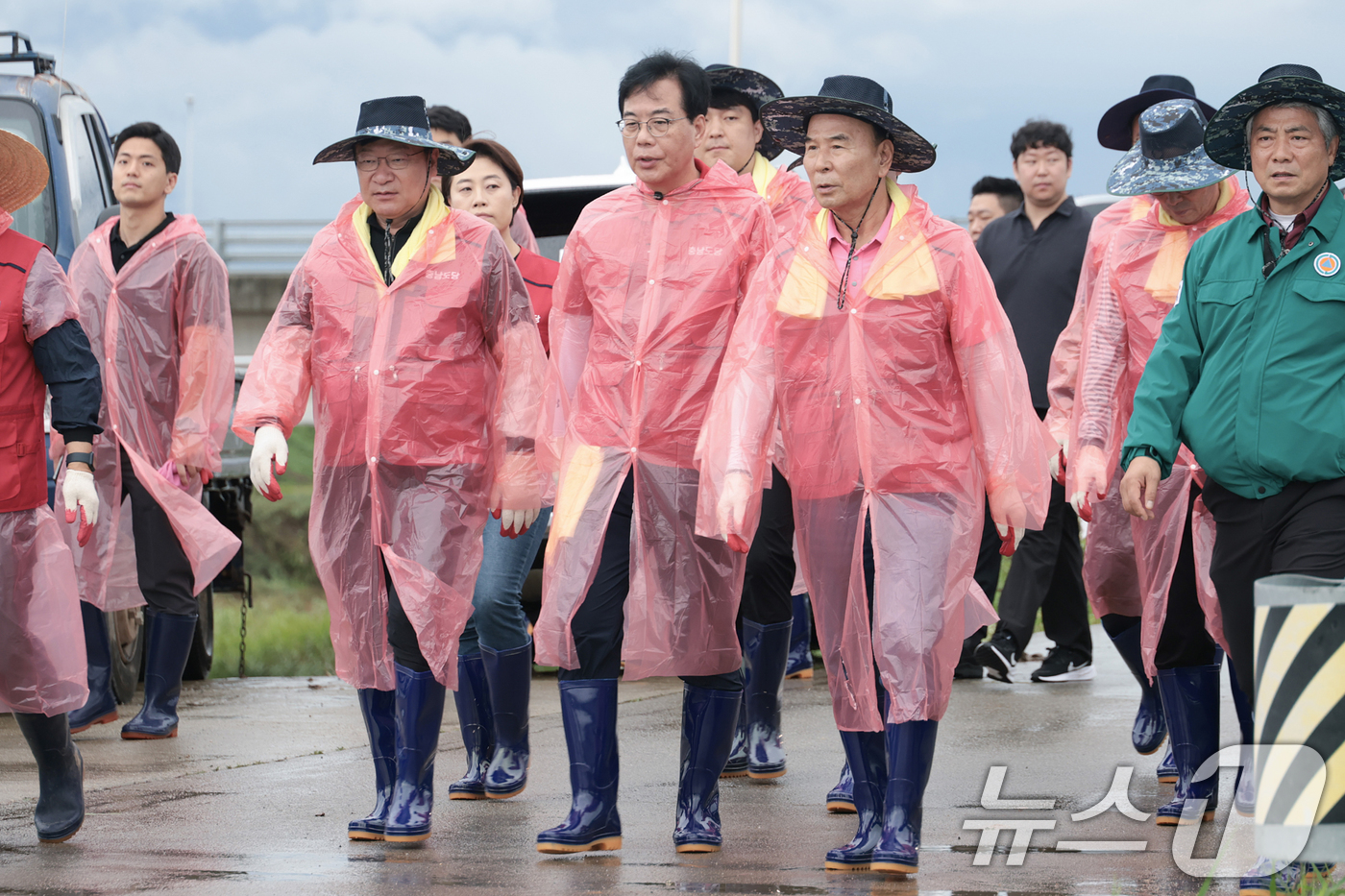 (서울=뉴스1) = 송언석 국민의힘 비상대책위원장을 비롯한 지도부가 19일 충남 지역 수해현장을 찾아 피해복구 작업을 돕고 있다.(국민의힘 제공. 재판매 및 DB금지) 2025.7 …