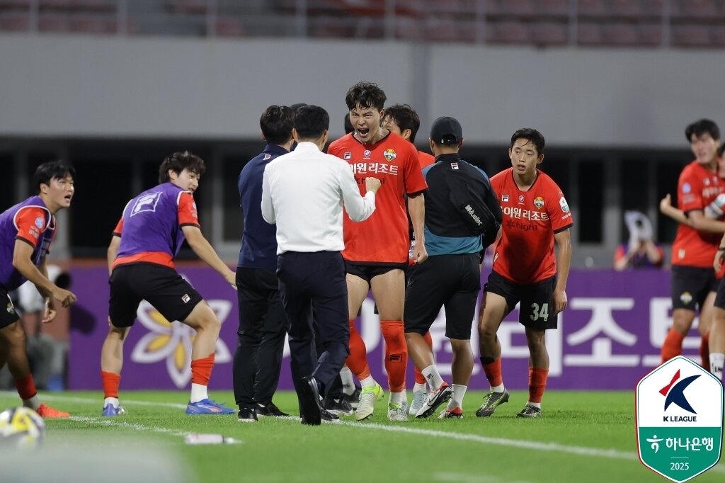 본문 이미지 - 강원FC가 대전 하나시티즌과 극적으로 2-2 무승부를 기록했다. &#40;한국프로축구연맹 제공&#41;