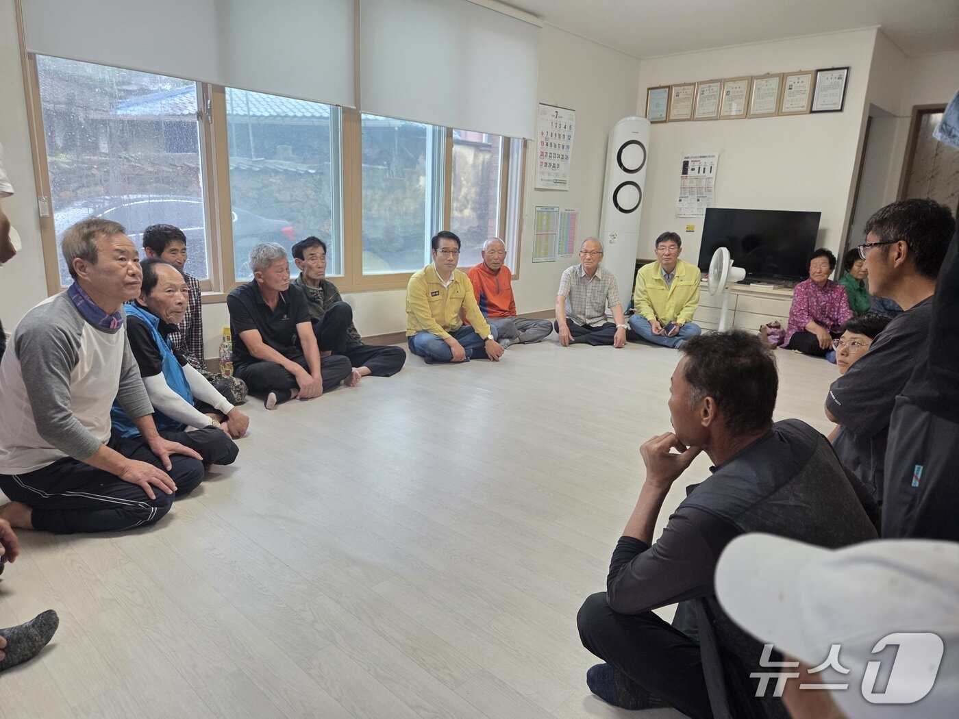본문 이미지 - 19일 최경식 남원시장이 산내면 상황 마을회관에 마련된 주민대피소를 찾아 주민들을 위로하고 불편사항을 청취하고 있다.&#40;남원시 제공. 재판매 및 DB금지&#41;/뉴스1  