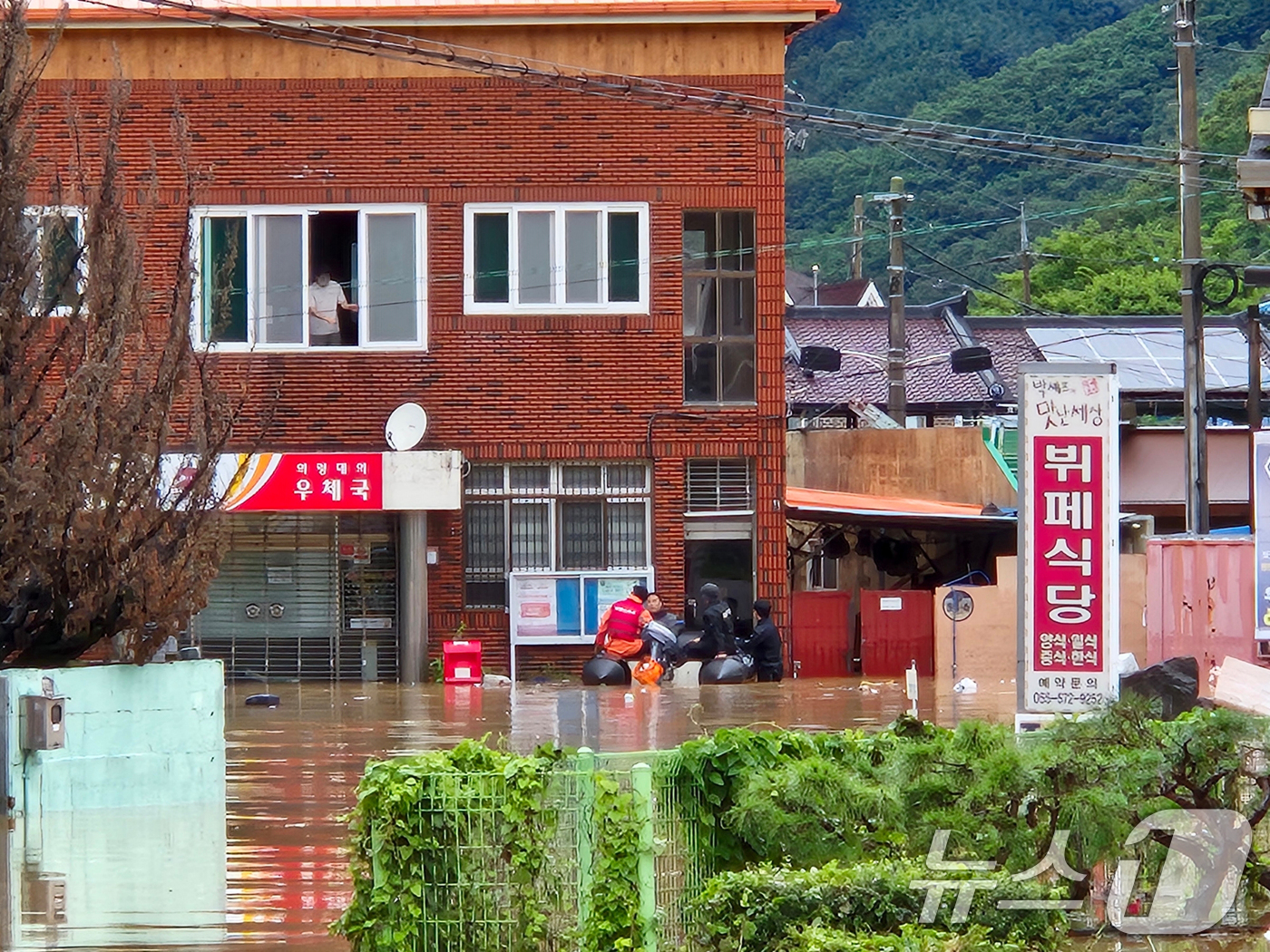 (서울=뉴스1) 민경석 기자 = 19일 오후 경남 의령군 대의면 일대 마을이 집중호우로 침수돼 소방대원들이 보트를 이용해 고립된 마을 주민들을 구조하고 있다.(소방청 제공. 재판매 …