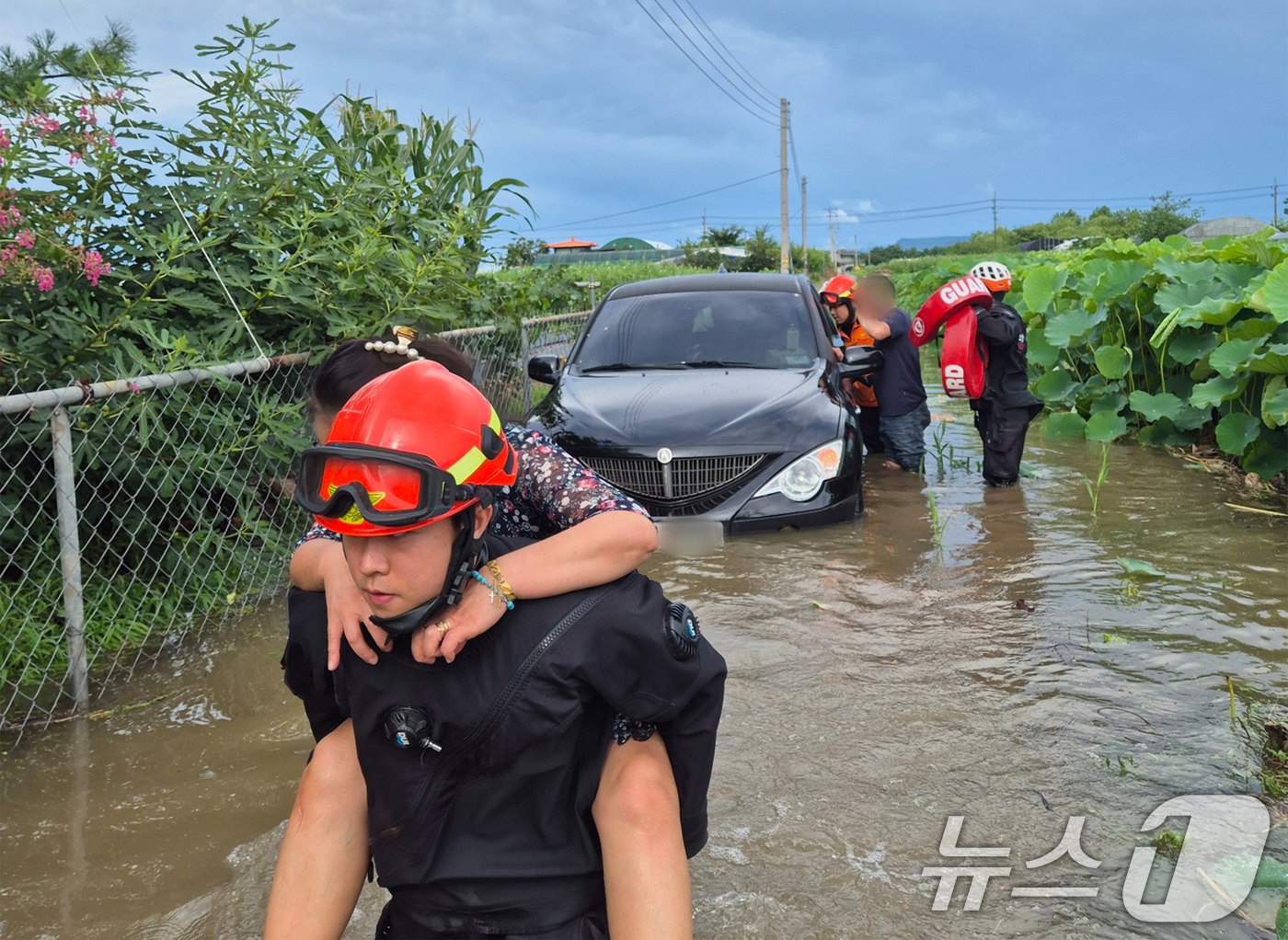 (서울=뉴스1) 민경석 기자 = 19일 오후 대구 동구 금강동 도로에서 집중호우로 차량이 침수돼 소방대원들이 탑승자들을 구조하고 있다.(소방청 제공. 재판매 및 DB금지) 2025 …