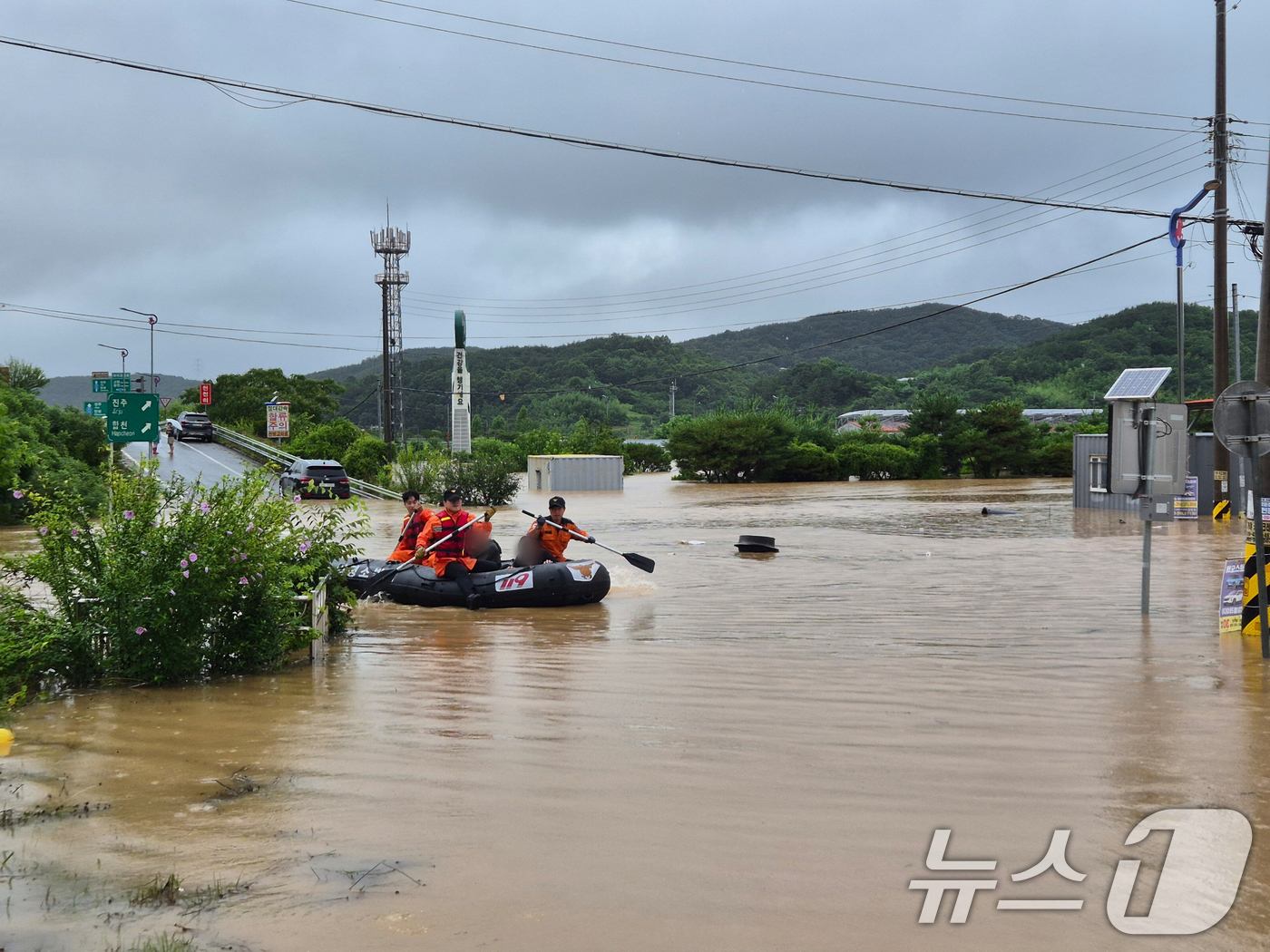 (서울=뉴스1) 민경석 기자 = 19일 오후 경남 의령군 대의면 일대 마을이 집중호우로 침수돼 소방대원들이 보트를 이용해 고립된 마을 주민들을 구조하고 있다.(소방청 제공. 재판매 …