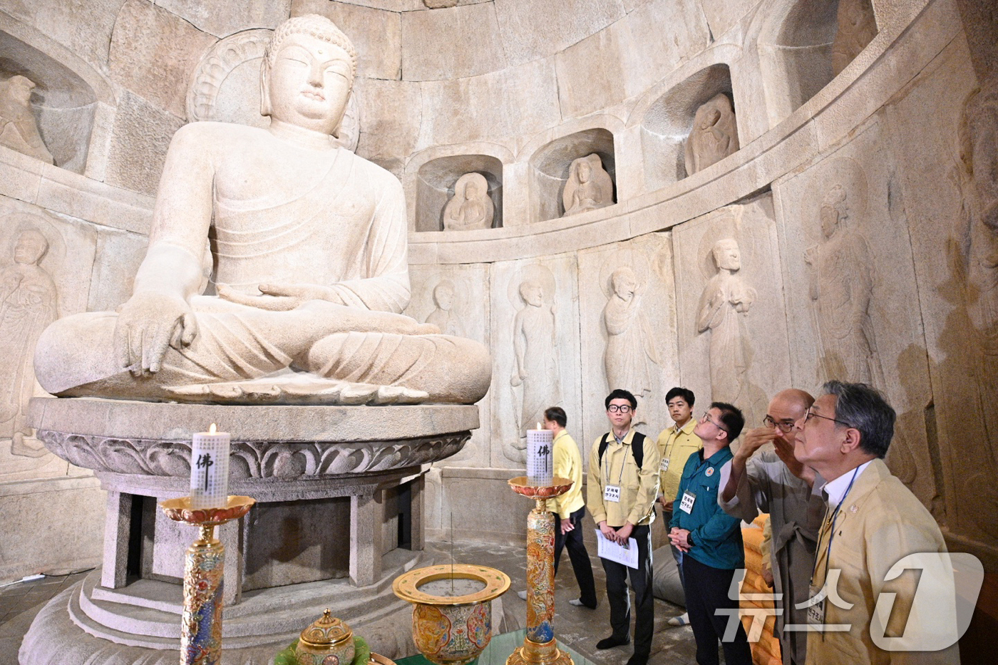 (서울=뉴스1) 민경석 기자 = 허민 국가유산청장(오른쪽 첫 번째)이 19일 오후 경북 경주시 석굴암을 방문해 본존불의 보존상태를 확인하고 있다.(국가유산청청 제공. 재판매 및 D …