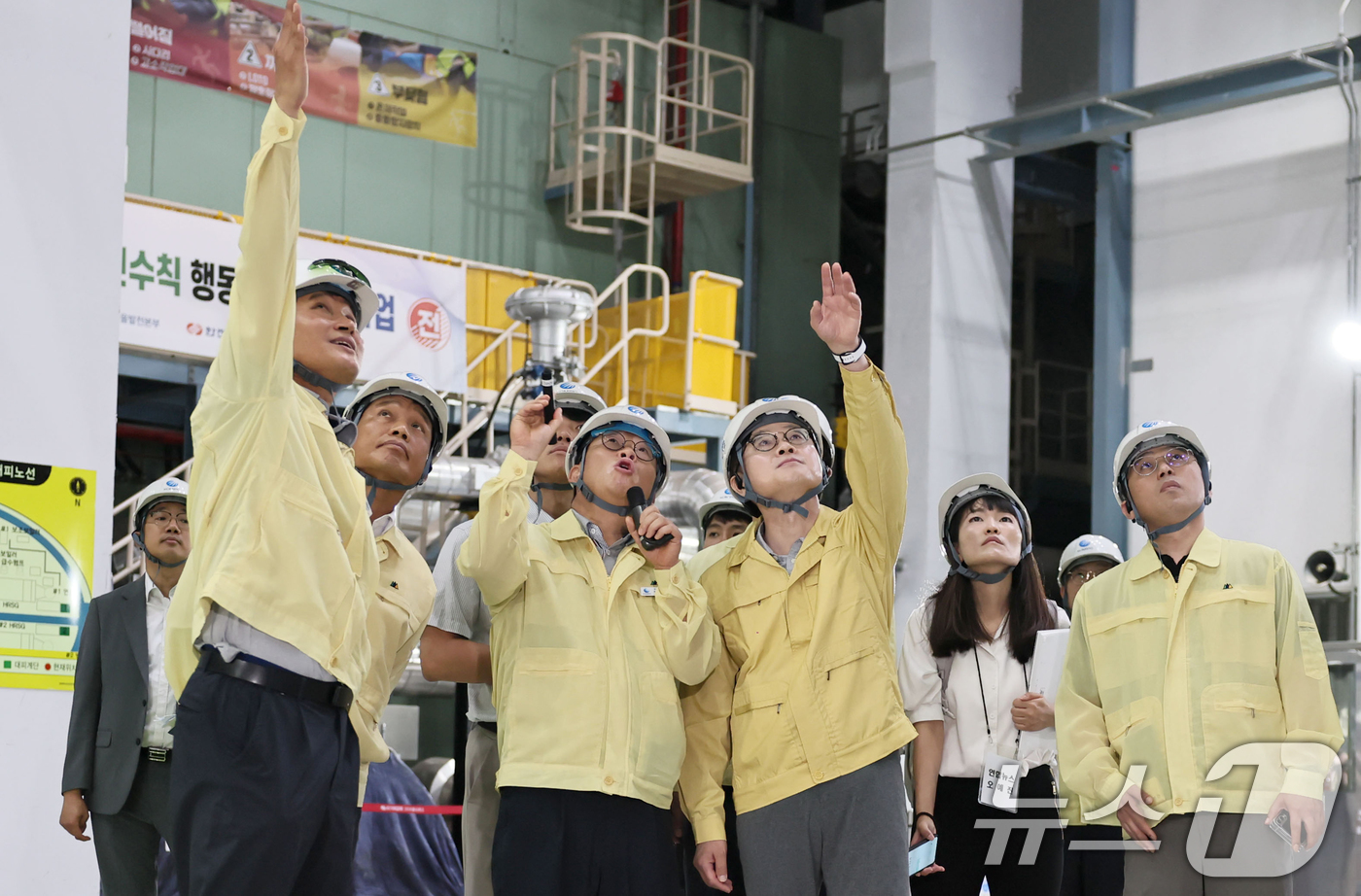 (서울=뉴스1) 민경석 기자 = 김정관 산업통상자원부 장관이 19일 오후 서울 마포구 한국중부발전 서울발전본부를 방문해 전력수급 점검 및 발전시설을 살펴보고 있다.(산업통상자원부 …