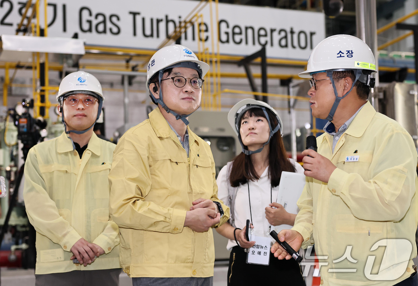(서울=뉴스1) 민경석 기자 = 김정관 산업통상자원부 장관이 19일 오후 서울 마포구 한국중부발전 서울발전본부를 방문해 전력수급 점검 및 발전시설을 살펴보고 있다.(산업통상자원부 …