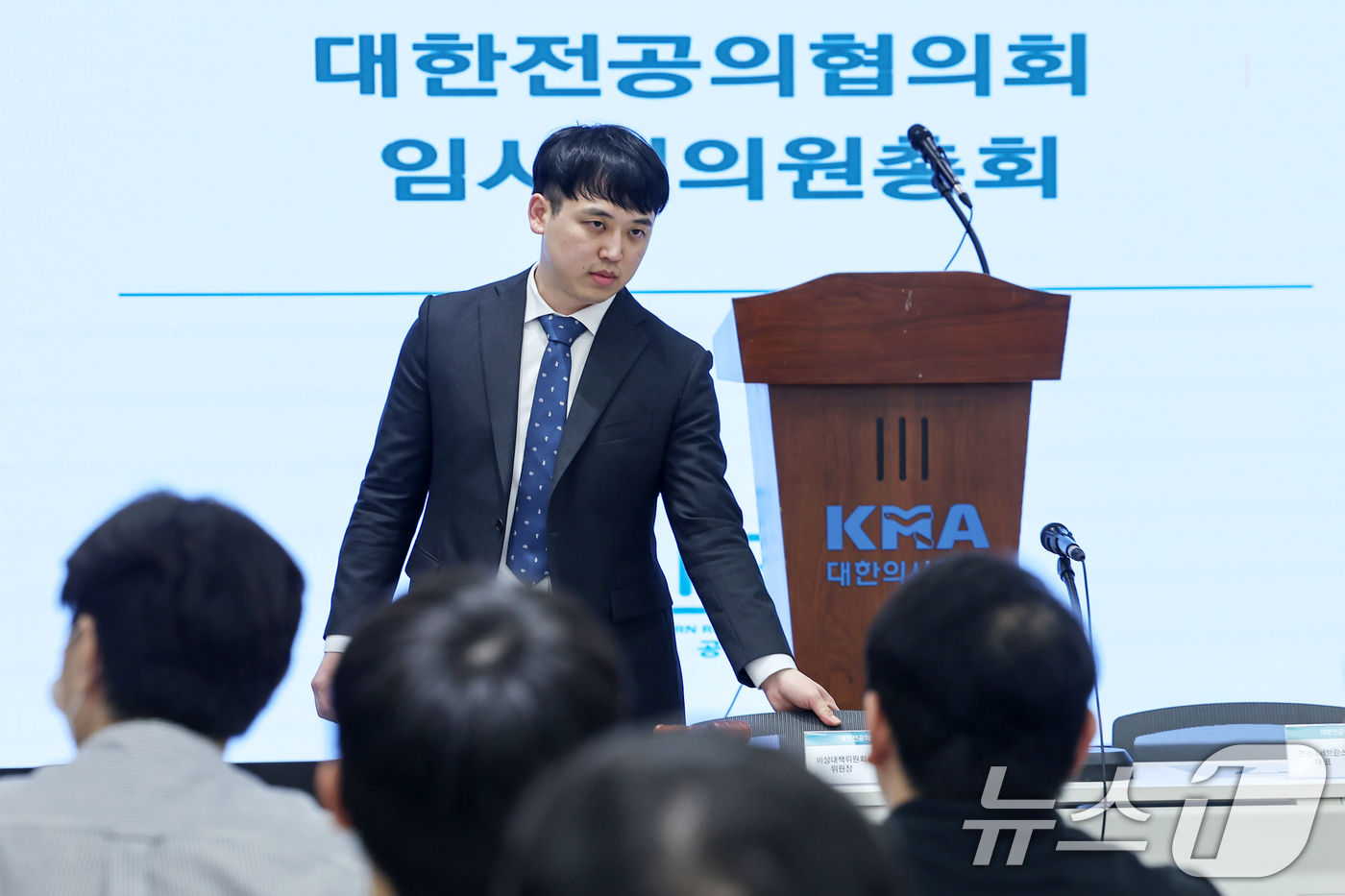 (서울=뉴스1) 민경석 기자 = 한성존 대한전공의협의회 비상대책위원장(왼쪽)이 19일 서울 용산구 의협회관에서 열린 '대한전공의협의회 임시대의원총회'에 참석하고 있다. 2025.7 …