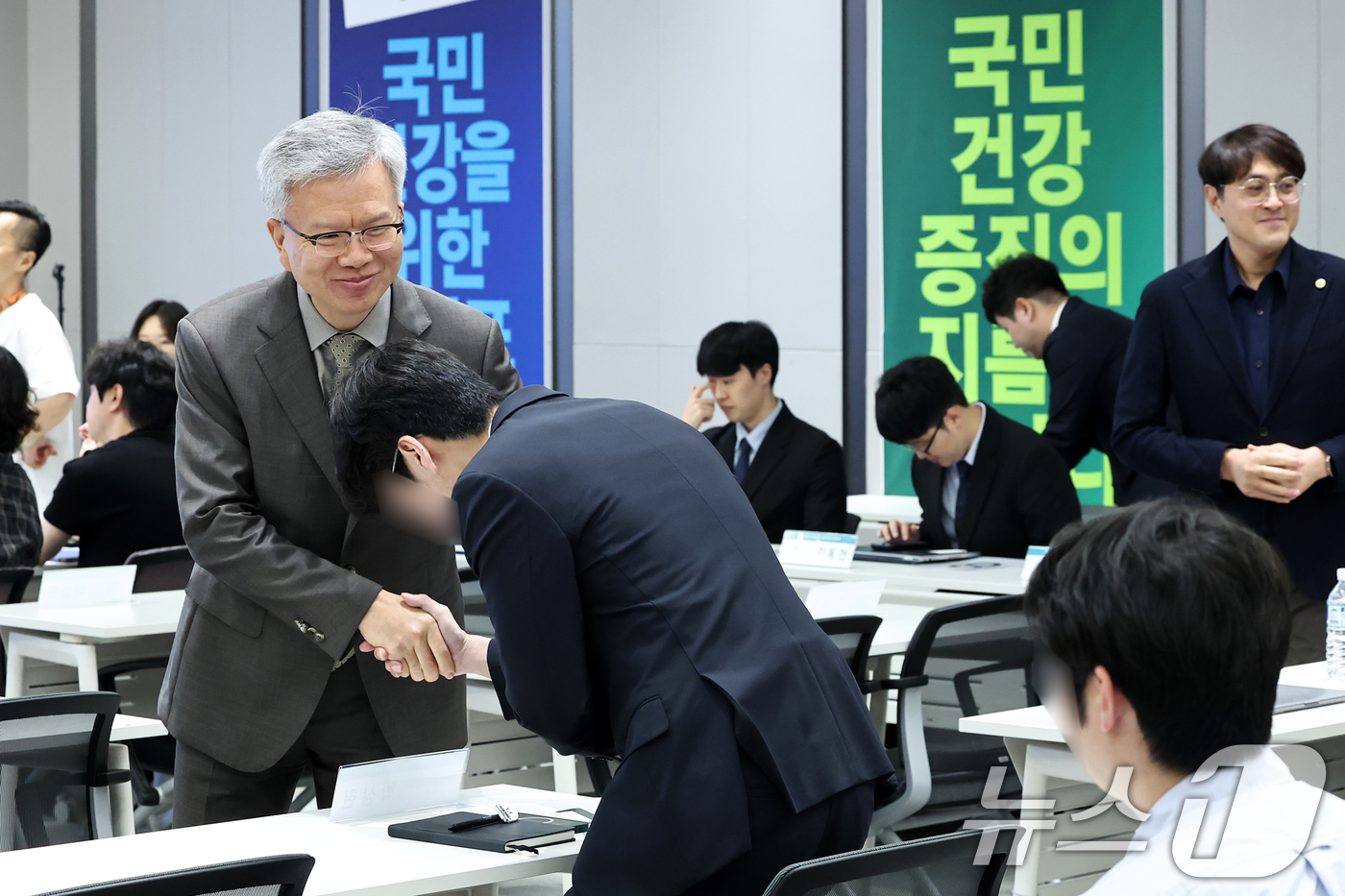 (서울=뉴스1) 민경석 기자 = 김택우 대한의사협회(의협) 회장이 19일 서울 용산구 의협회관에서 열린 '대한전공의협의회 임시대의원총회'에서 각 대학 전공의 대표와 인사를 나누고 …