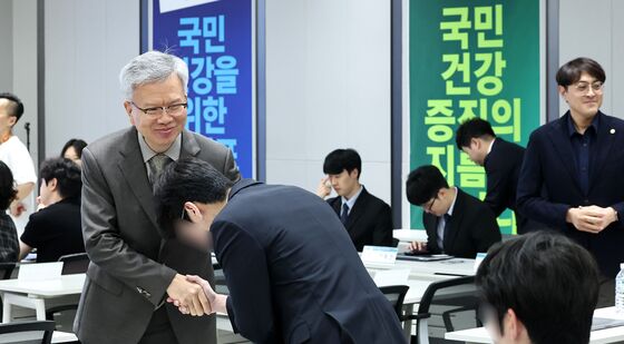 전공의 대표와 인사 나누는 김택우 의협회장
