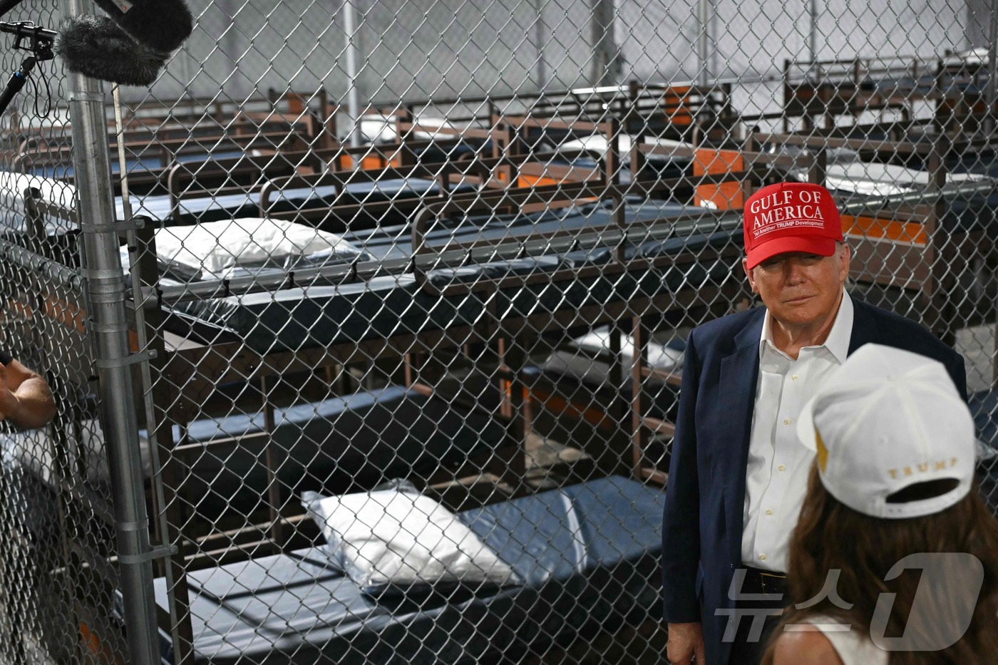 (플로리다 AFP=뉴스1) 류정민 특파원 = 도널드 트럼프 미국 대통령이 1일(현지시간) 크리스티 노엠 국토안보부 장관과 함께 플로리다주 오초피의 이주민 구금시설을 둘러보고 있다. …