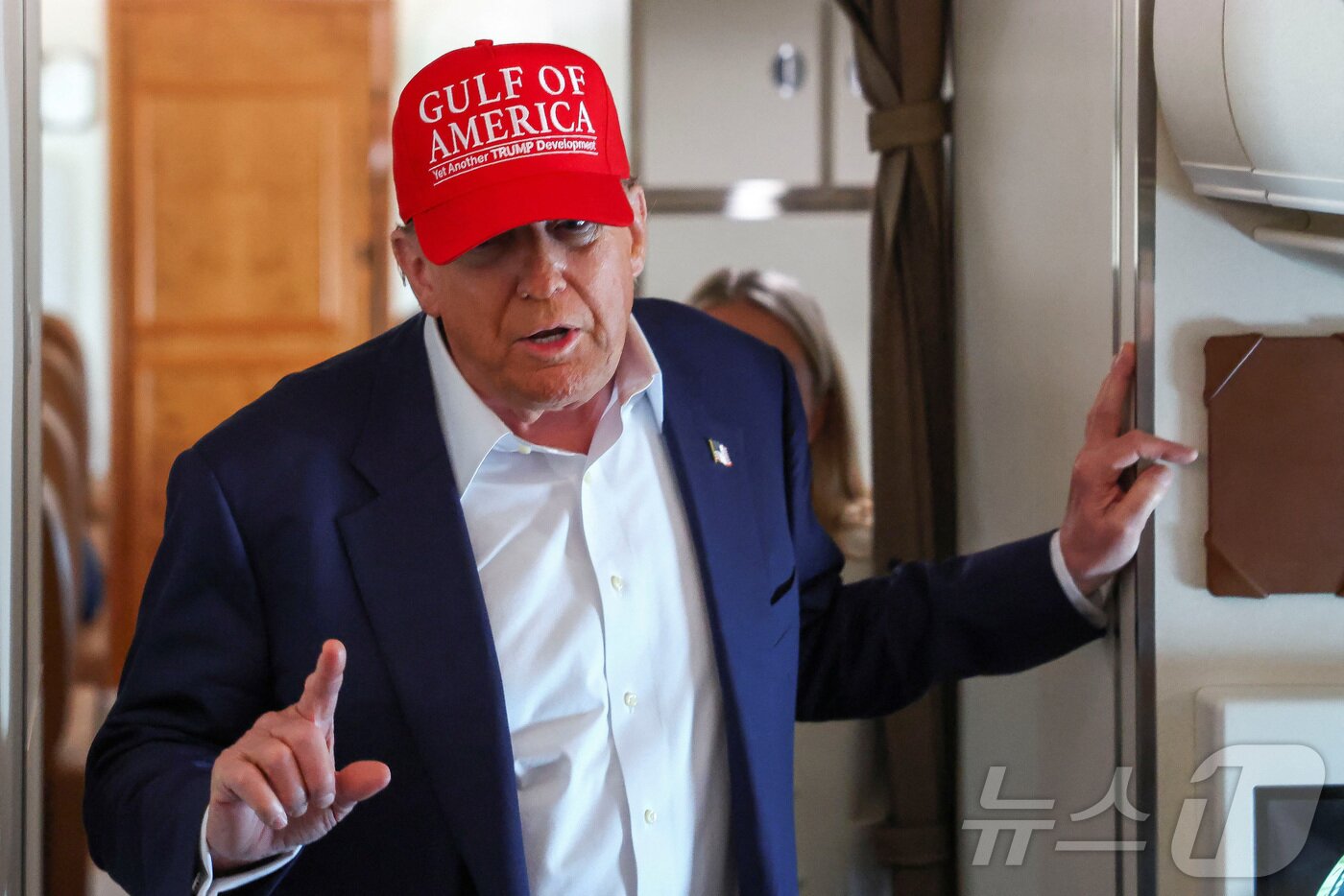 본문 이미지 - 도널드 트럼프 미국 대통령이 1일(현지시간) 미국 플로리다주 오초피에 임시 이민자 수용소를 둘러본 후 메릴랜드주 앤드류스 합동 기지로 향하는 에어포스원 기내에서 기자들 질문에 답하고 있다. 2025.07.01 ⓒ 로이터=뉴스1 ⓒ News1 류정민 특파원
