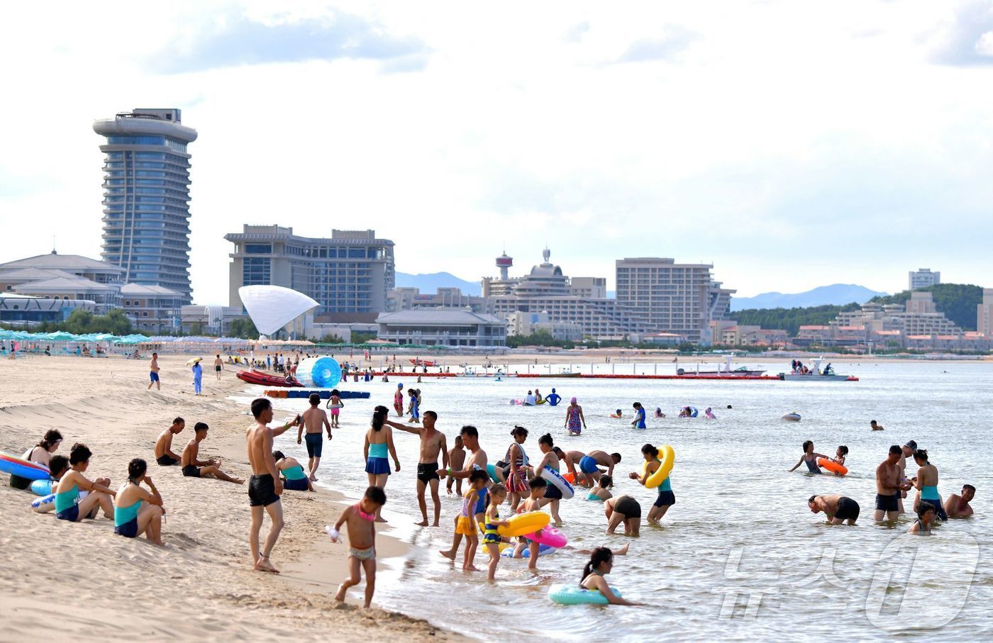 (평양 노동신문=뉴스1) = 북한 노동당 기관지 노동신문은 2일 북한 원산갈마해안관광지구 개장 소식을 알리며 "명사십리야외물놀이장이 손님들의 인기를 모으며 흥성이였다"고 전했다. …