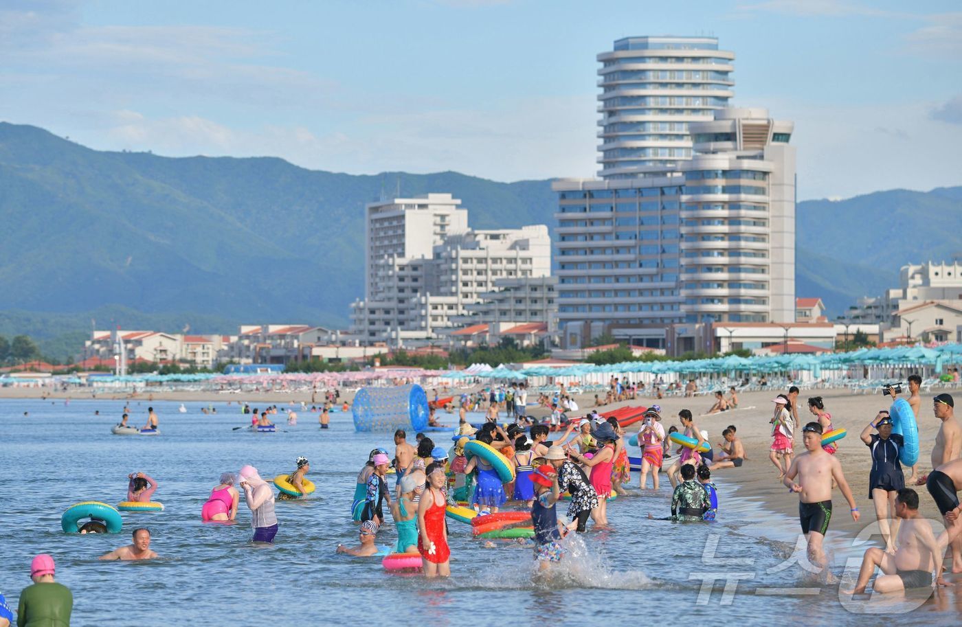 (평양 노동신문=뉴스1) = 북한 노동당 기관지 노동신문은 2일 북한 원산갈마해안관광지구 개장 소식을 알리며 "관광객들은 백사장을 따라 즐비하게 늘어선 관광도시의 웅장함과 화려함에 …