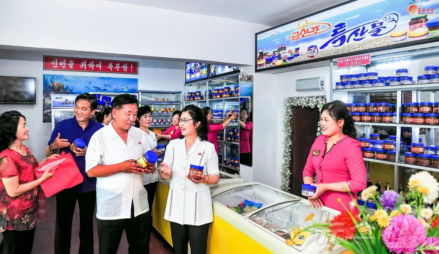 (평양 노동신문=뉴스1) = 북한 노동당 기관지 노동신문은 2일 북한 평양 려명거리 금산포특산물상점의 모습을 전하며 "어머니당(노동당)의 뜨거운 사랑 속에 인민의 기쁨은 더욱 커간 …