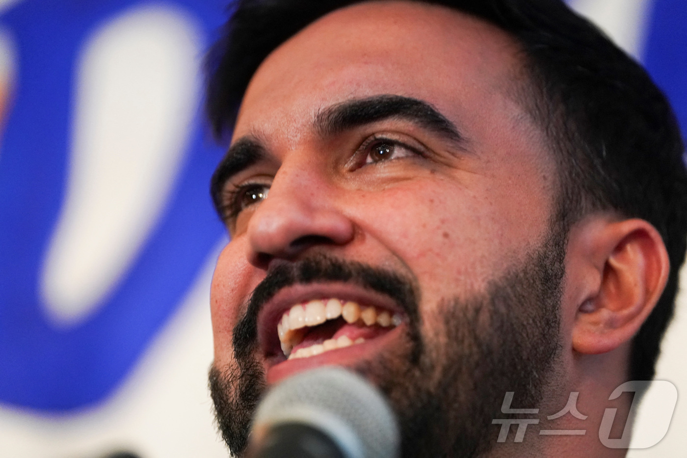 (뉴욕 로이터=뉴스1) 김경민 기자 = 조란 맘다니가 6월 25일(현지시간) 뉴욕시장을 뽑는 선거에 출마할 민주당 후보를 선출하는 예비선거 행사에서 연설하고 있다. 2025.6.2 …