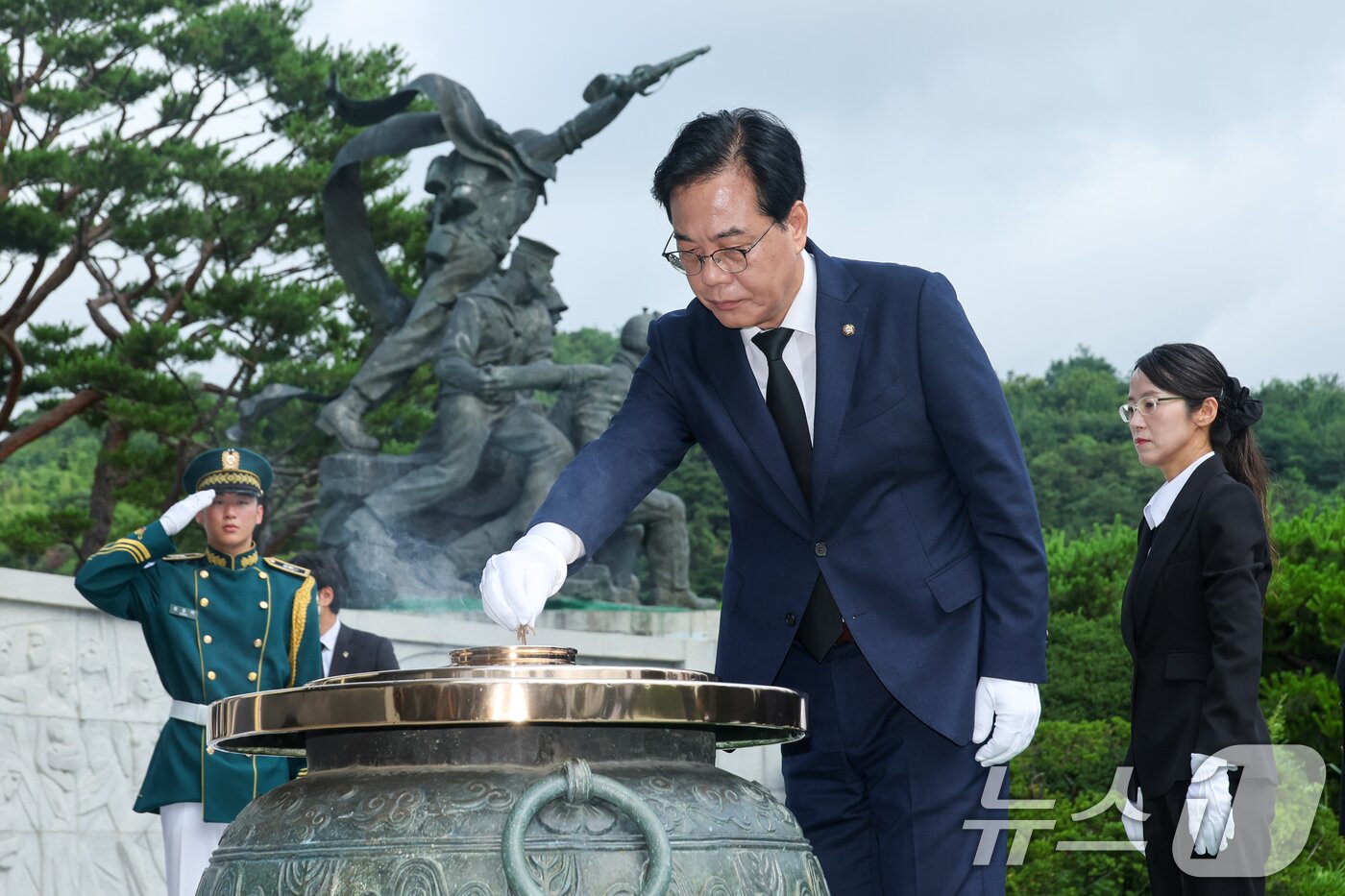 본문 이미지 - 송언석 국민의힘 비상대책위원장 겸 원내대표가 2일 오전 서울 동작구 국립서울현충원을 찾아 현충탑에 분향하고 있다. 2025.7.2/뉴스1 ⓒ News1 안은나 기자