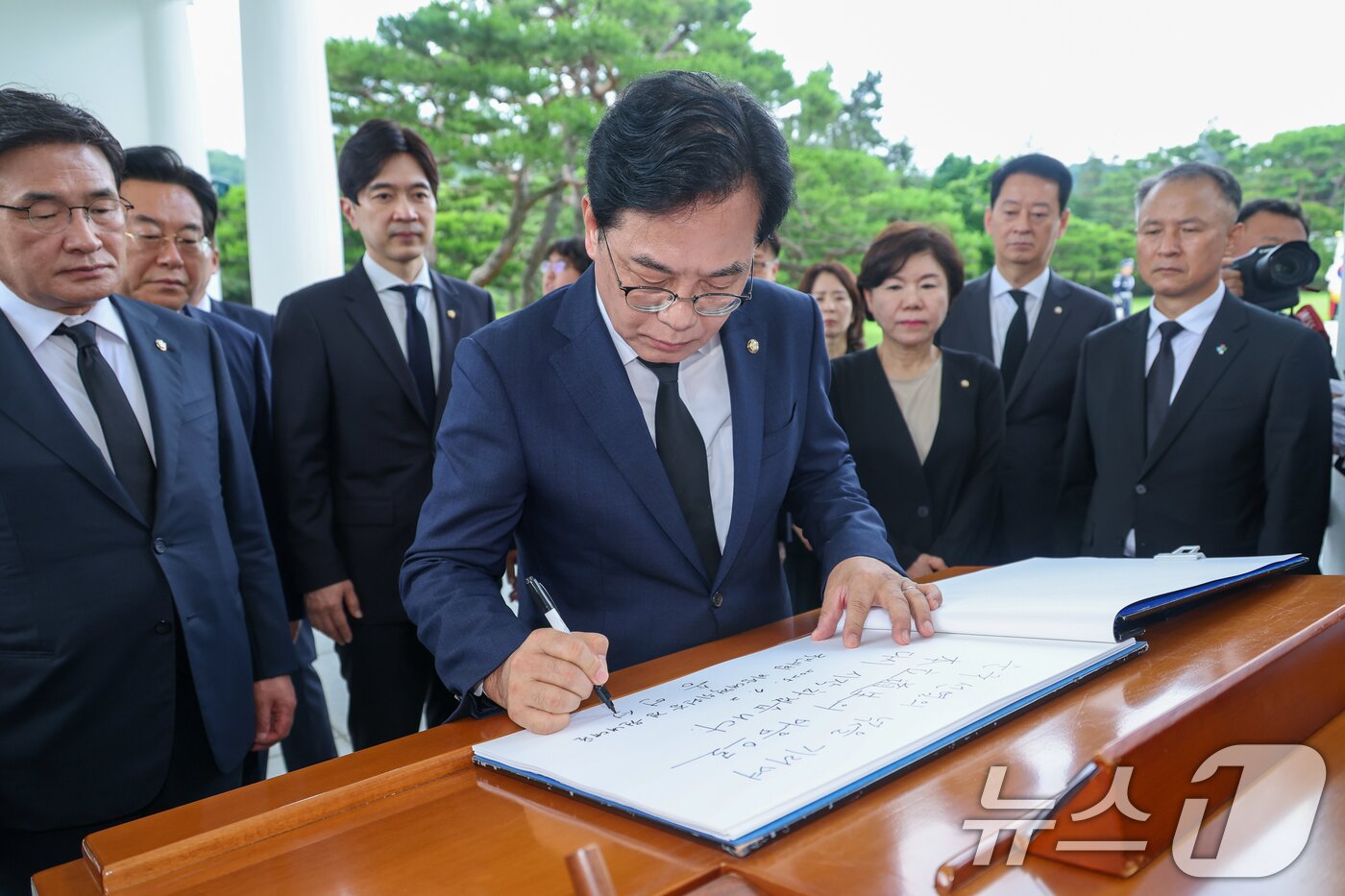 본문 이미지 - 송언석 국민의힘 비상대책위원장 겸 원내대표가 2일 오전 서울 동작구 국립서울현충원에서 현충탑 참배를 마친 뒤 방명록을 작성하고 있다. &#39;순국선열의 넋을 기리며 本立道生&#40;본립도생&#41;의 마음으로 다시 시작하겠습니다&#39;라고 적혀있다. 2025.7.2/뉴스1 ⓒ News1 안은나 기자
