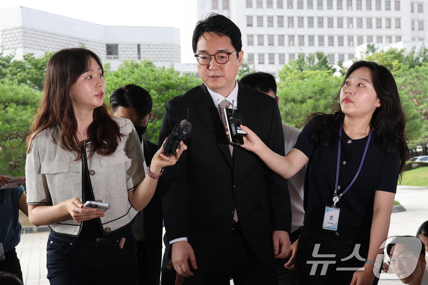 본문 이미지 - 사의를 표명한 심우정 검찰총장이 2일 서울 서초구 대검찰청으로 출근하며 취재진의 질의에 답변하고 있다. 2025.7.2/뉴스1 ⓒ News1 이동해 기자