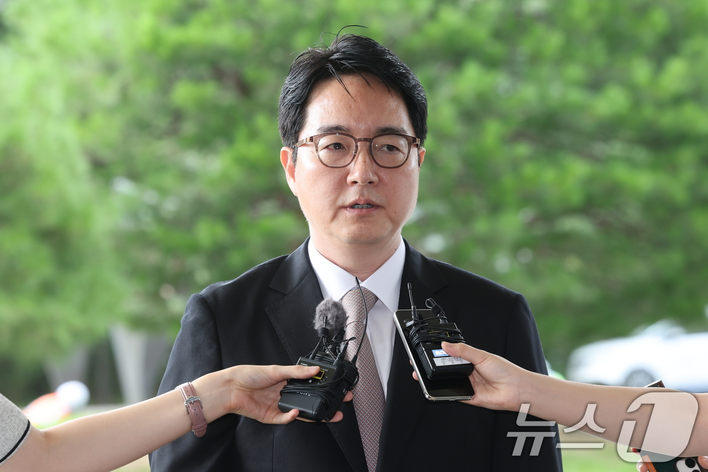 (서울=뉴스1) 이동해 기자 = 사의를 표명한 심우정 검찰총장이 2일 서울 서초구 대검찰청으로 출근하며 취재진의 질의에 답변하고 있다. 2025.7.2/뉴스1