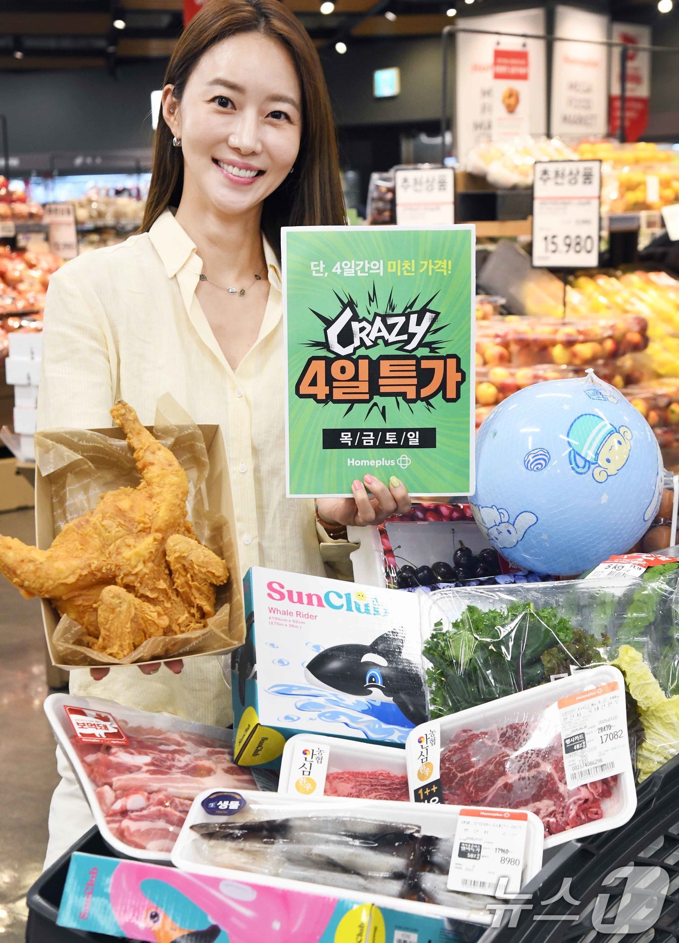 (서울=뉴스1) = 홈플러스가 오는 3일부터 파격 할인을 제공하는 'CRAZY 4일 특가' 마지막 행사를 전개한다고 2일 밝혔다.모델이 2일 서울 등촌동 '홈플러스 메가 푸드 마켓 …