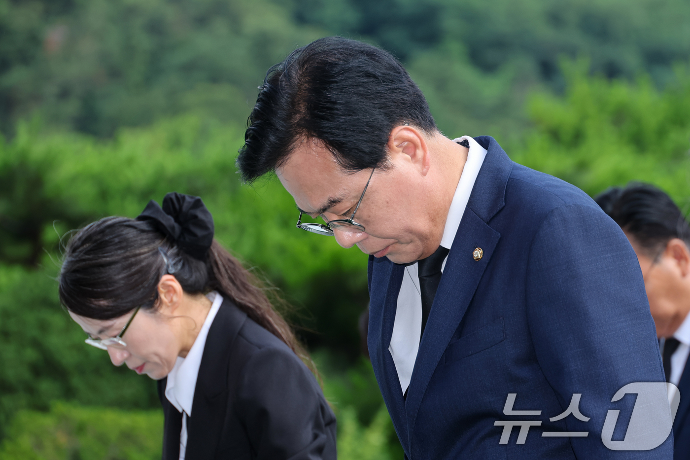 (서울=뉴스1) 안은나 기자 = 송언석 국민의힘 비상대책위원장 겸 원내대표가 2일 오전 서울 동작구 국립서울현충원에서 현충탑 참배를 하고 있다. 2025.7.2/뉴스1